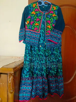 ব্লকের উপর এমব্রয়ডারি কোটি ড্রেস