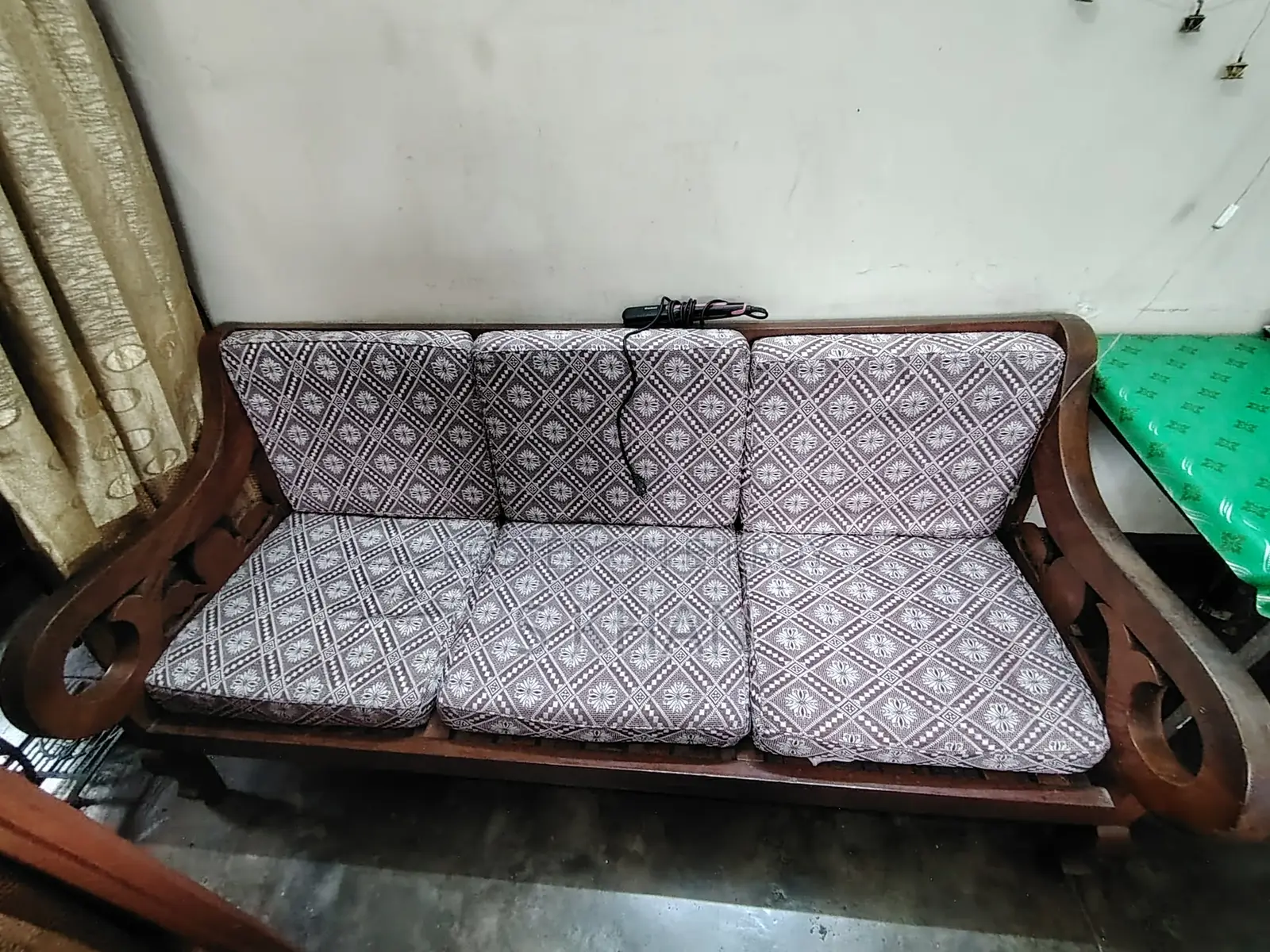 ৩ সিটের কুশনসহ সোফা