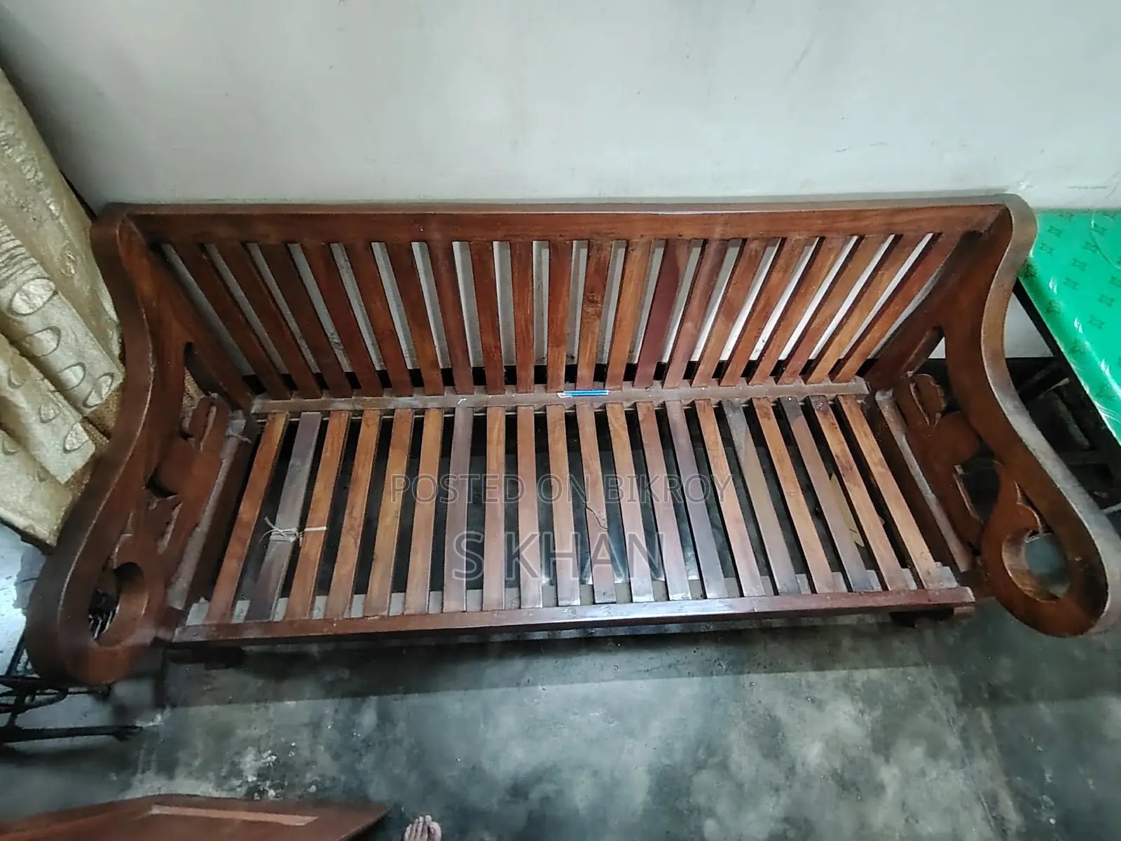 ৩ সিটের কুশনসহ সোফা