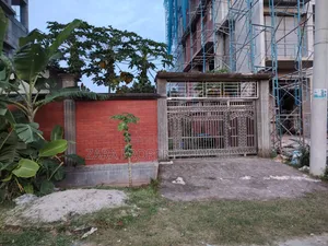 দক্ষিণ মুখি ৫ কাটা লেকের পাশে ২২ নং সেক্টরে