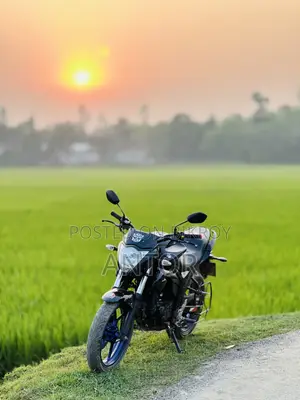 সুজুকি জিক্সার ২০২২ কালো