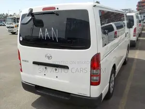 টয়োটা হাইএসি ২০২১ সাদা