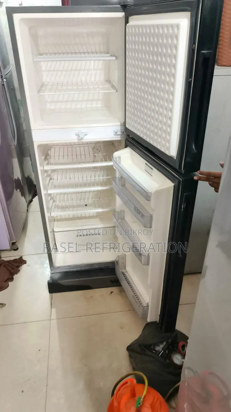 ২২০ লিটার রানিং ওয়ালটোন ফ্রিজ বিক্রি করা হবে।