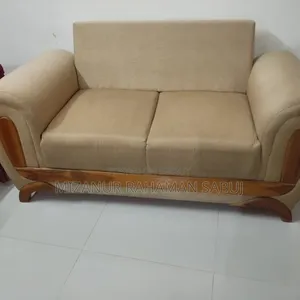 A used sofa set will be sold.
