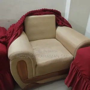 A used sofa set will be sold.