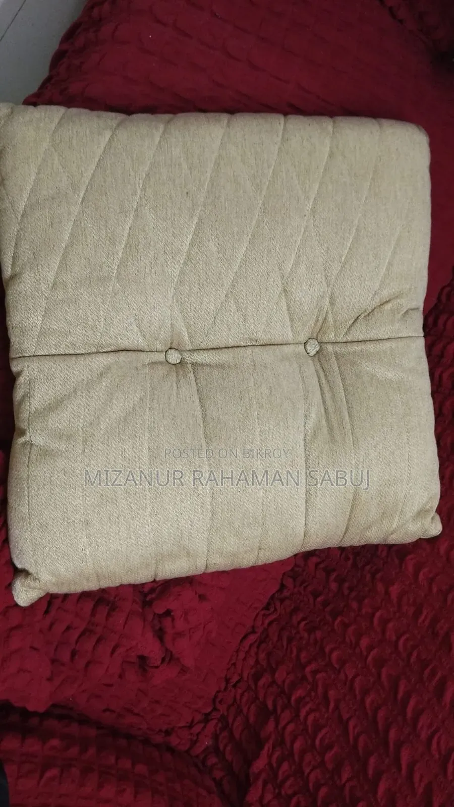 A used sofa set will be sold.