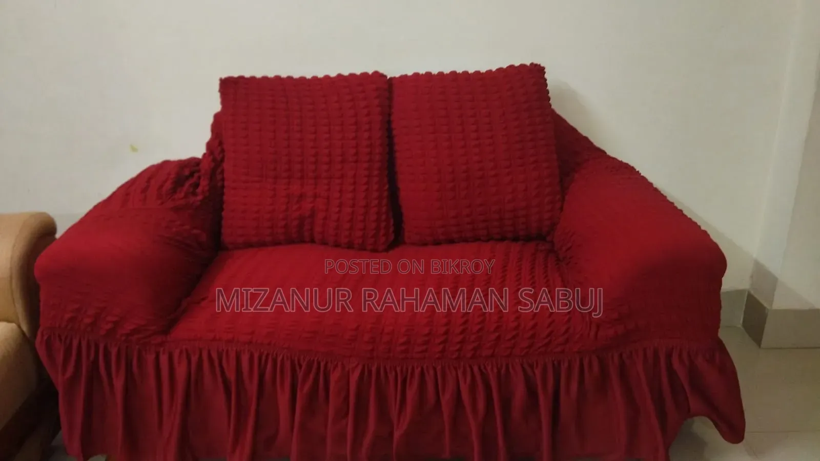 A used sofa set will be sold.