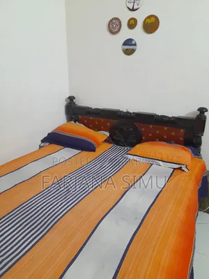 একটি ব্যবহারকৃত খাট বিক্রি করা হবে, খাটের সাথে একটি জাজিম আছে।