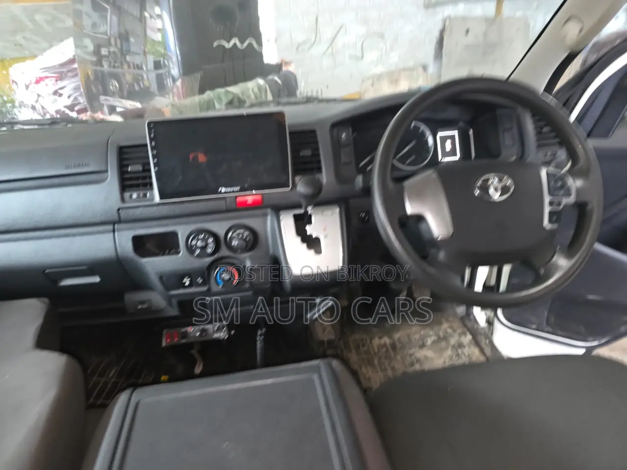 Toyota HiAce 2021 White