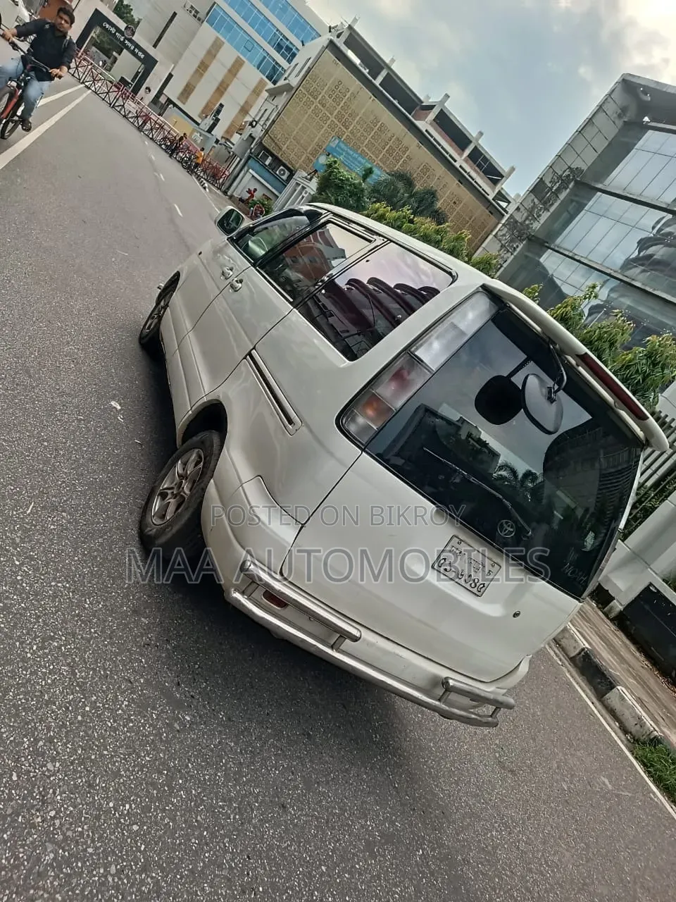 Toyota Quantum 2001 White