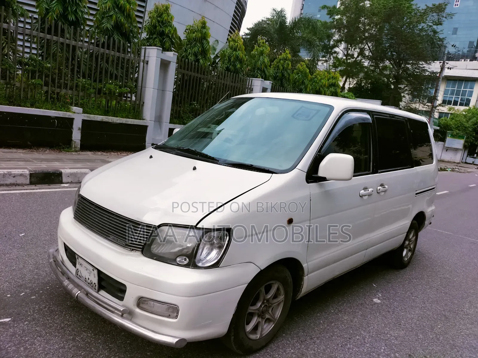 Toyota Quantum 2001 White