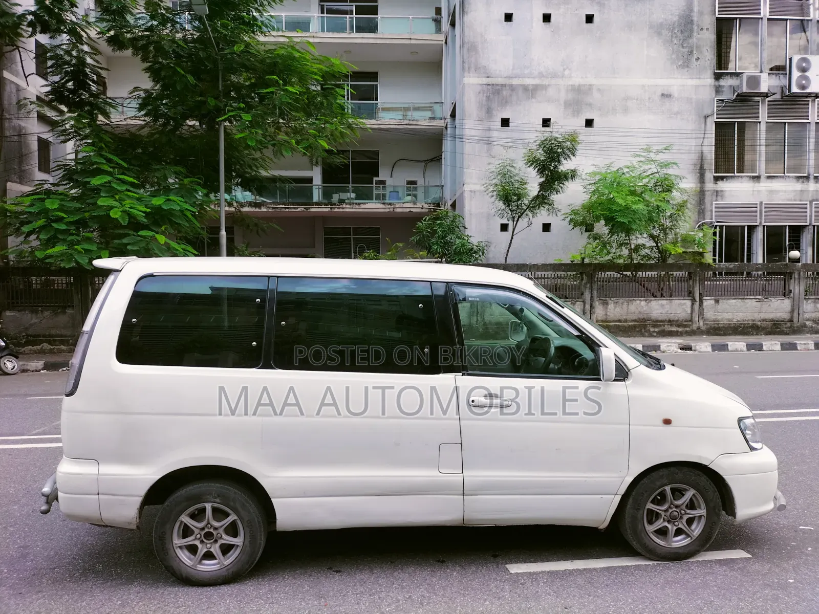 Toyota Quantum 2001 White