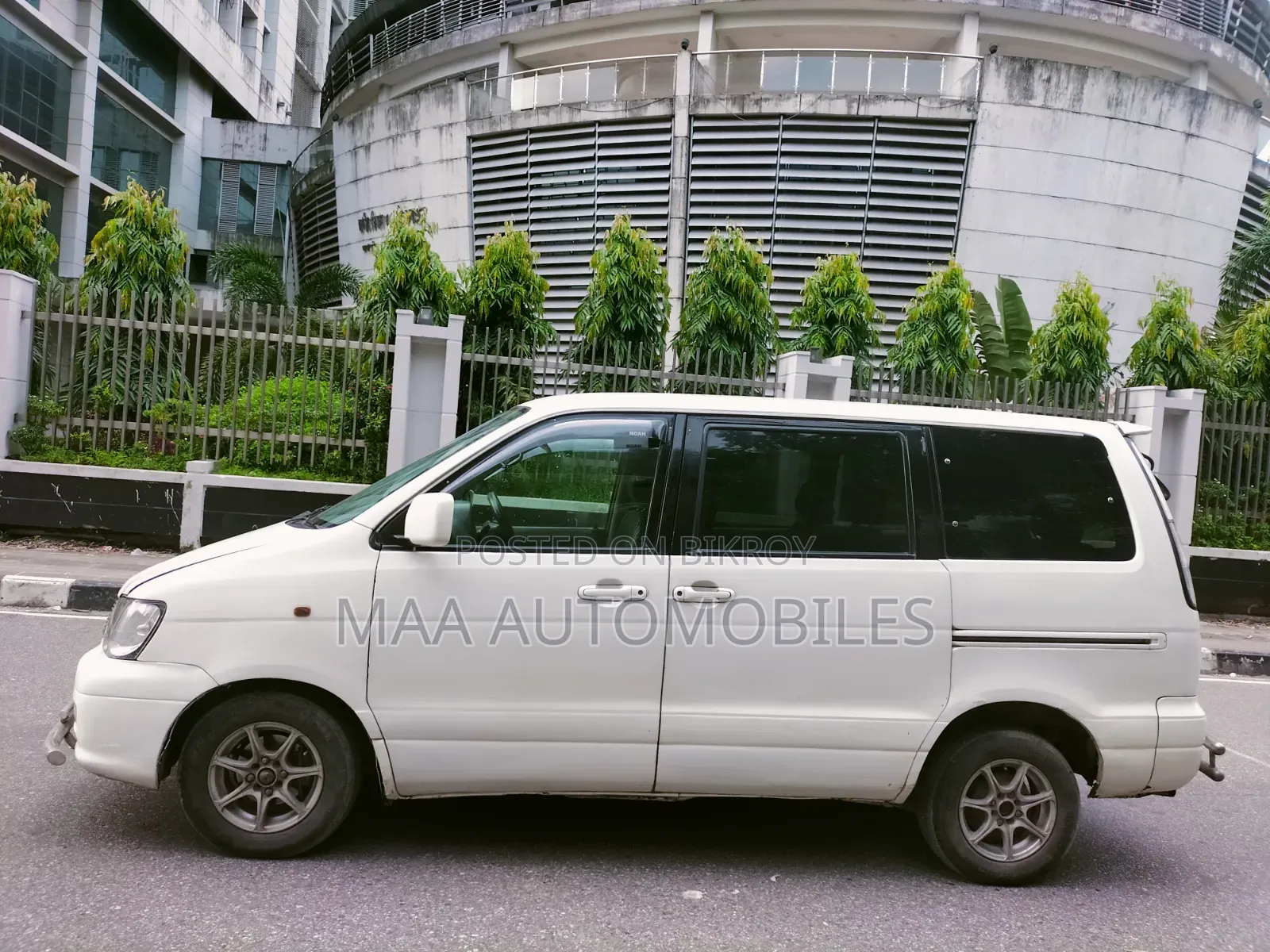 Toyota Quantum 2001 White