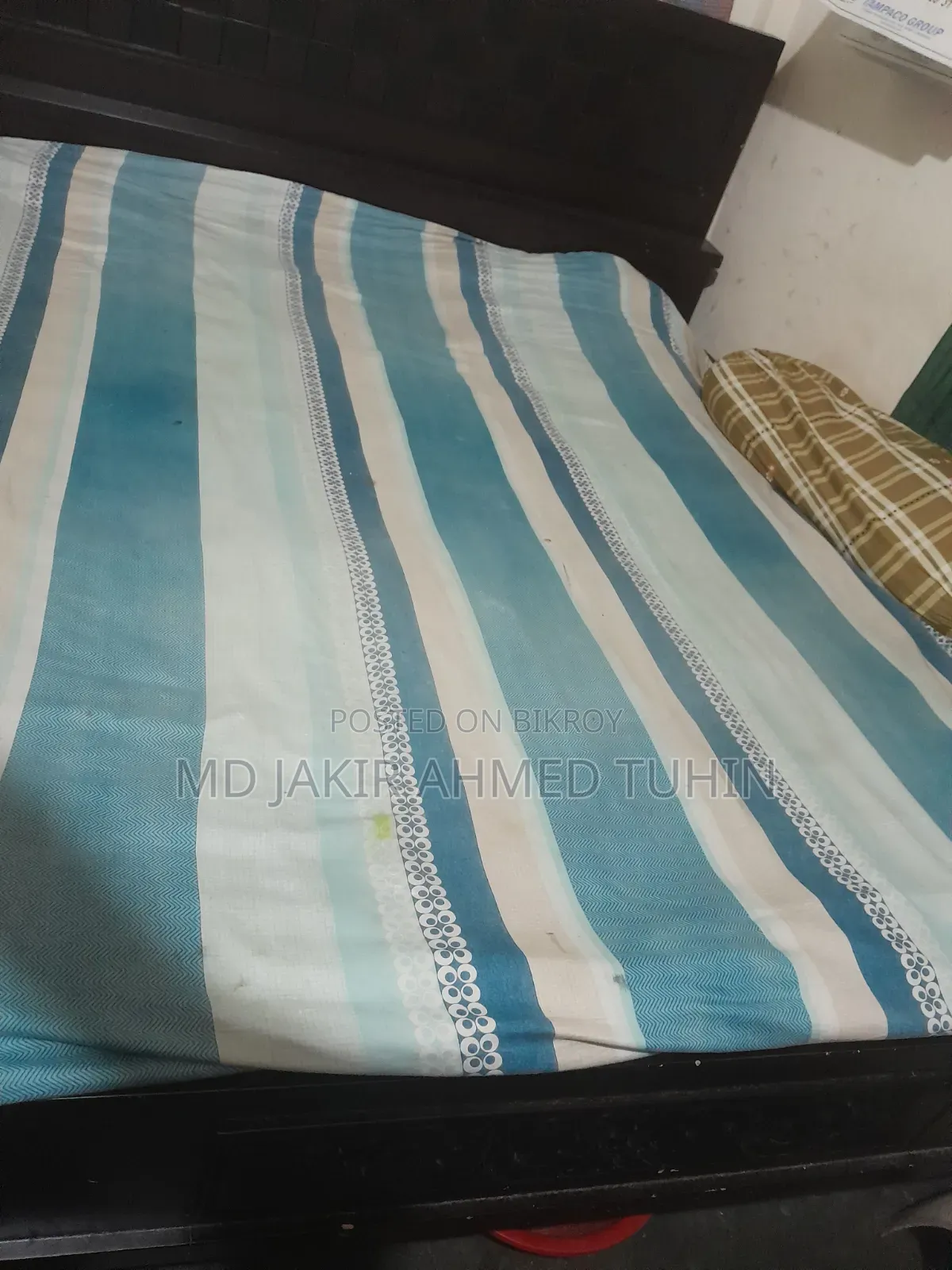 খাট ও জাজিম সহ।