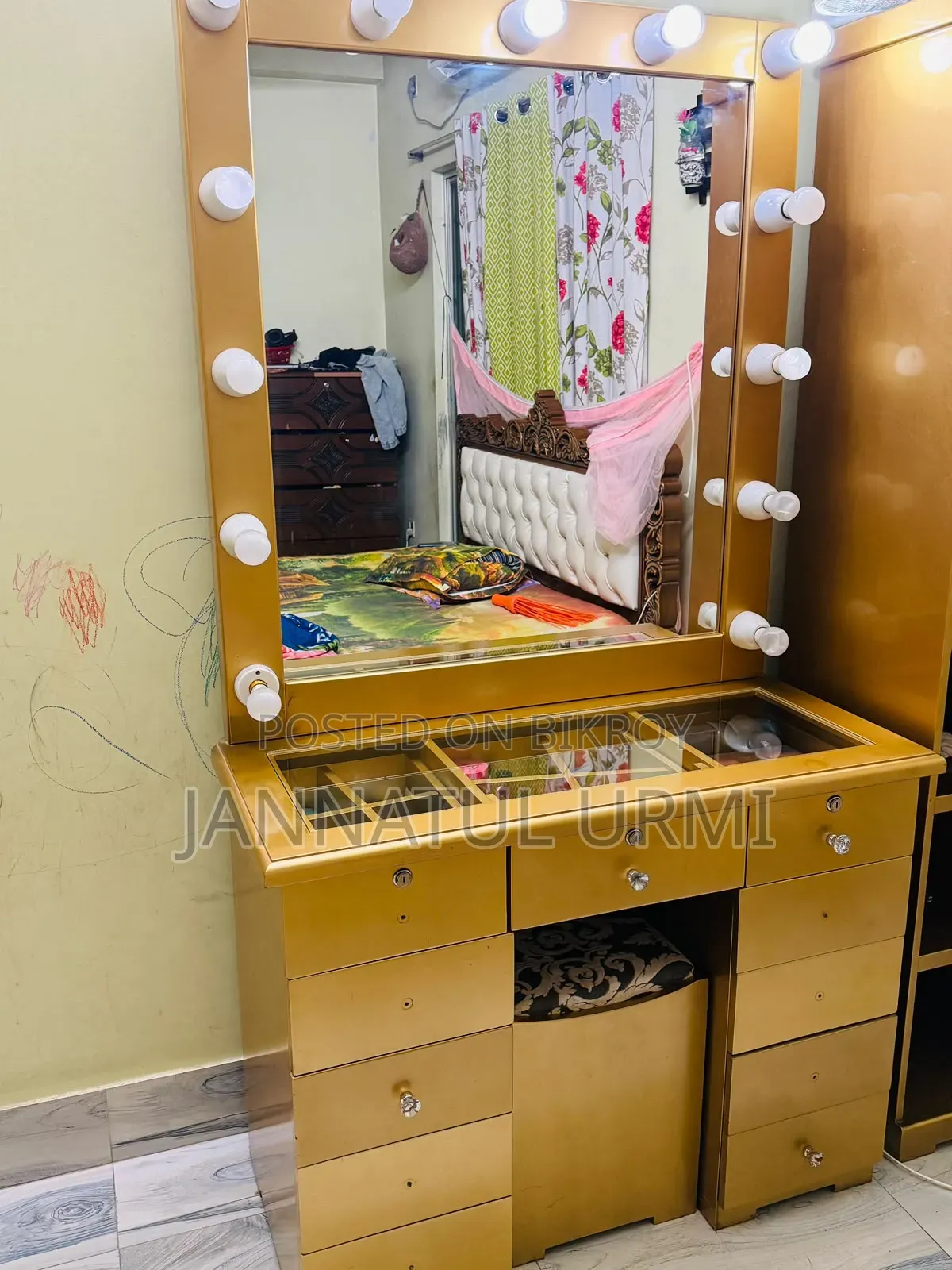 Beautiful Dressing Table With Mirror and Lights