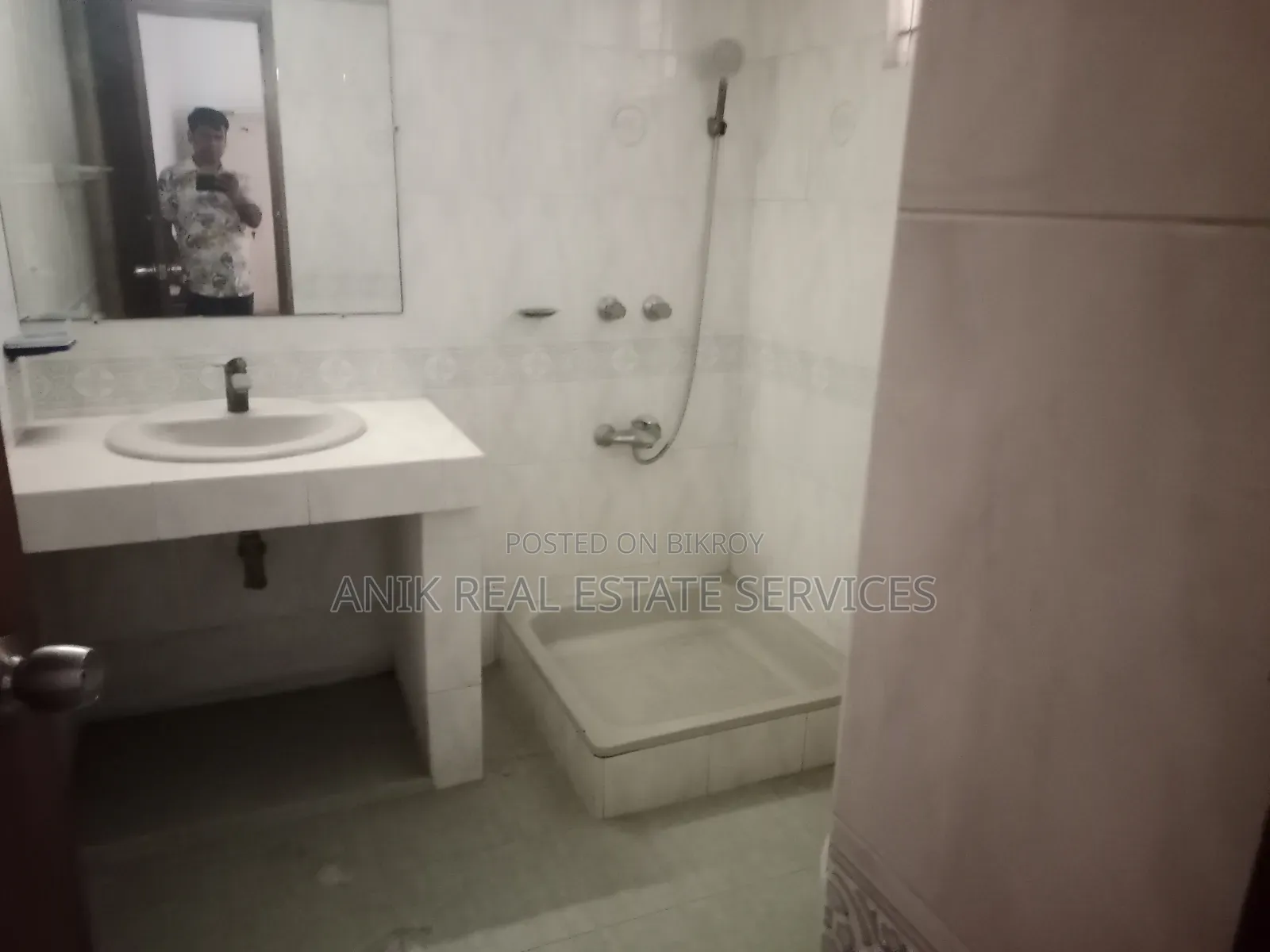 গুলশান অনিক রিয়েল এস্টেটে ৩ বেডরুমের অ্যাপার্টমেন্ট বিক্রয়ের জন্য