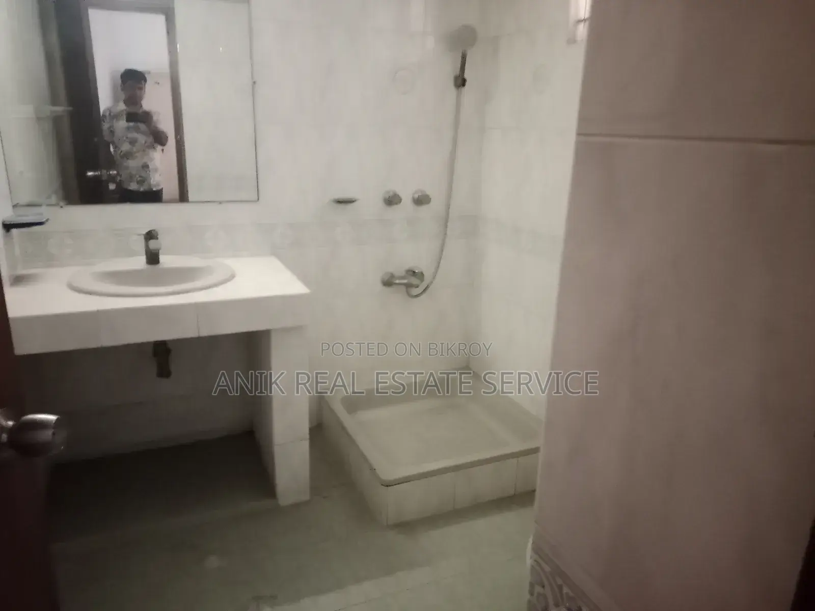 গুলশান অনিক রিয়েল এস্টেটে ৩ বেডরুমের অ্যাপার্টমেন্ট বিক্রয়ের জন্য