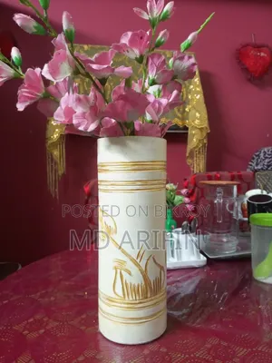 সুন্দর কৃত্রিম ফুল সহ হাতে তৈরি ডিজাইনার ফুলের টব