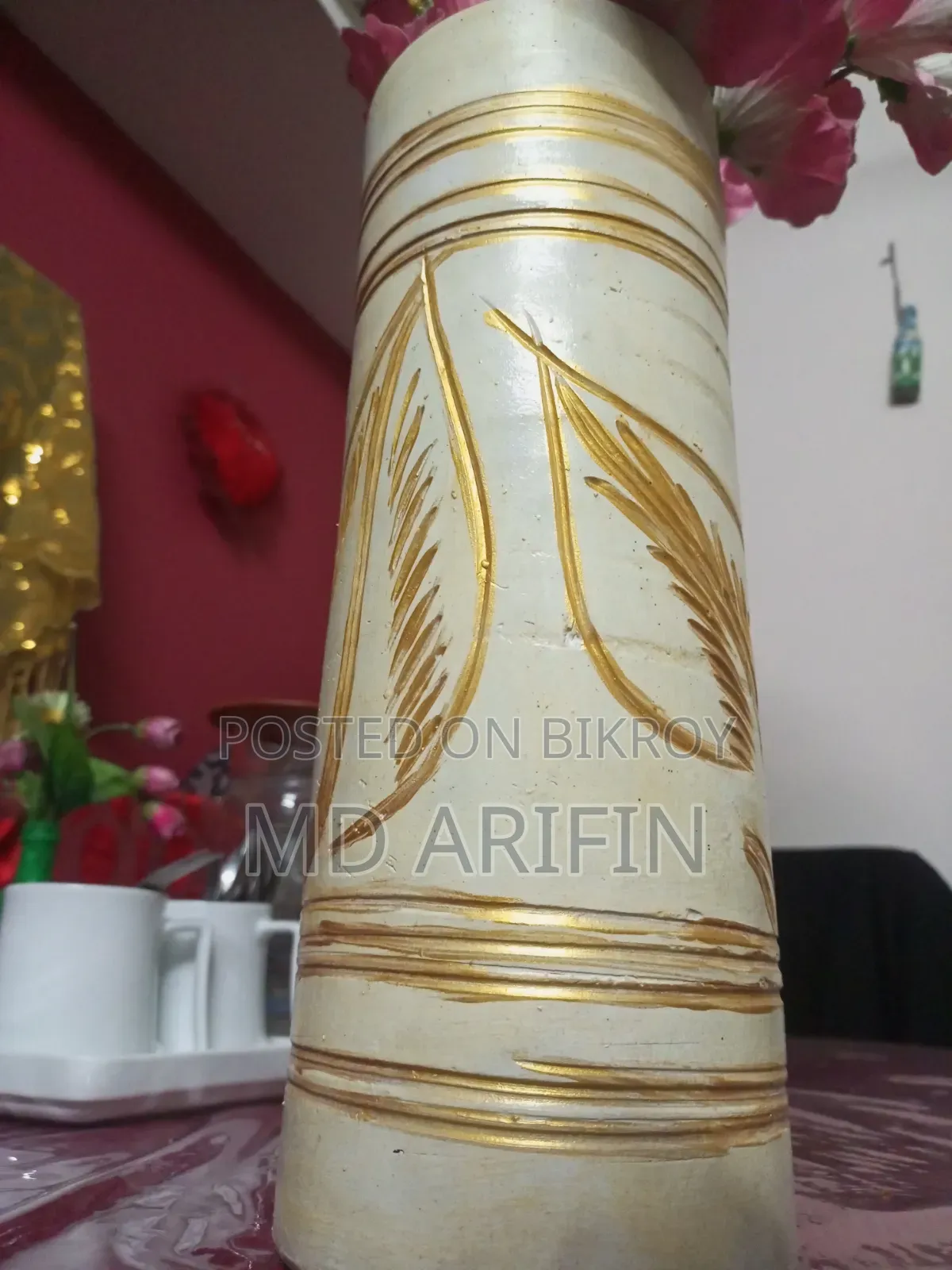 সুন্দর কৃত্রিম ফুল সহ হাতে তৈরি ডিজাইনার ফুলের টব