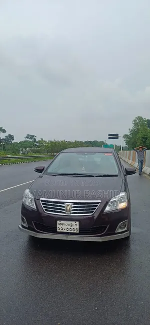টয়োটা প্রমিও ২০১২ মেরুন