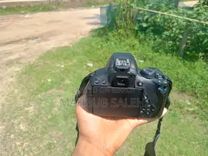 ক্যানন ইওএস ৭০০ডি ক্যামেরা ১৮-৫৫মিমি আইএস এসটিএম লেন্স সহ ব্যবহৃত
