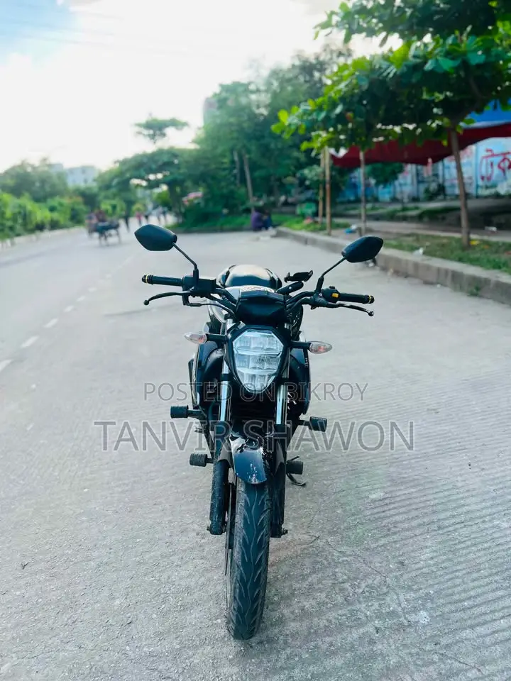 সুজুকি গিক্সার ২০২২ কালো