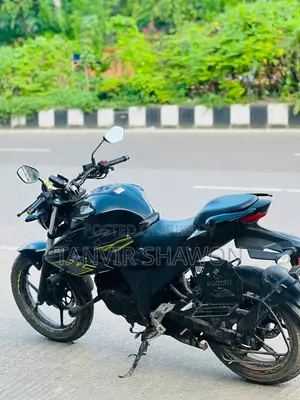 সুজুকি গিক্সার ২০২২ কালো
