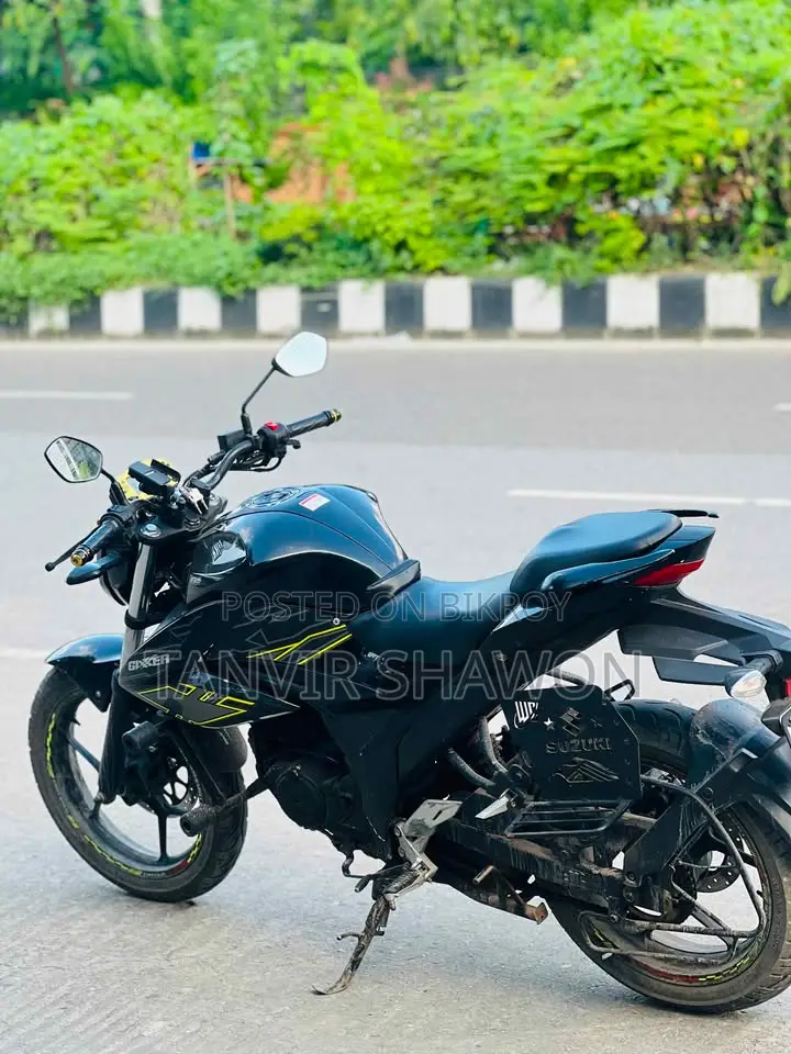 সুজুকি গিক্সার ২০২২ কালো