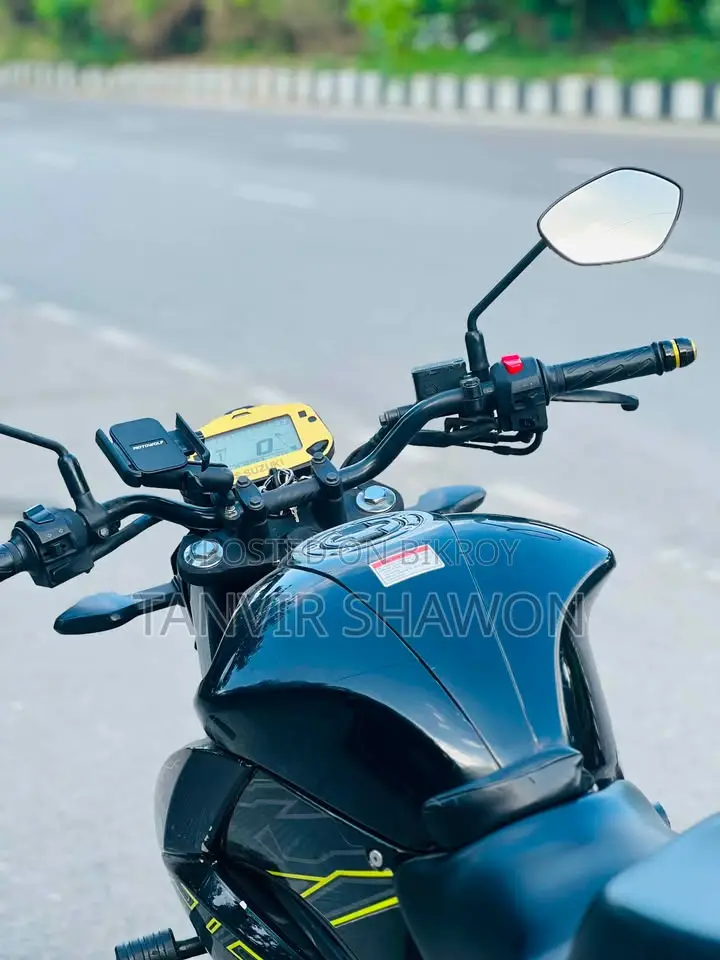 সুজুকি গিক্সার ২০২২ কালো