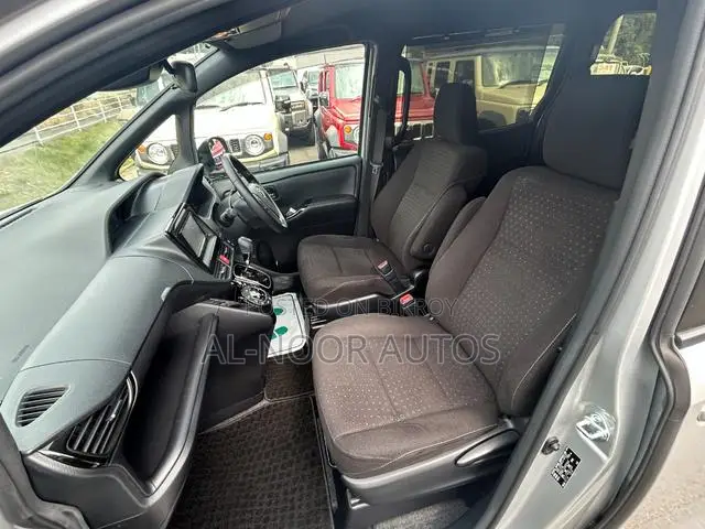 Toyota Noah 2021 Silver