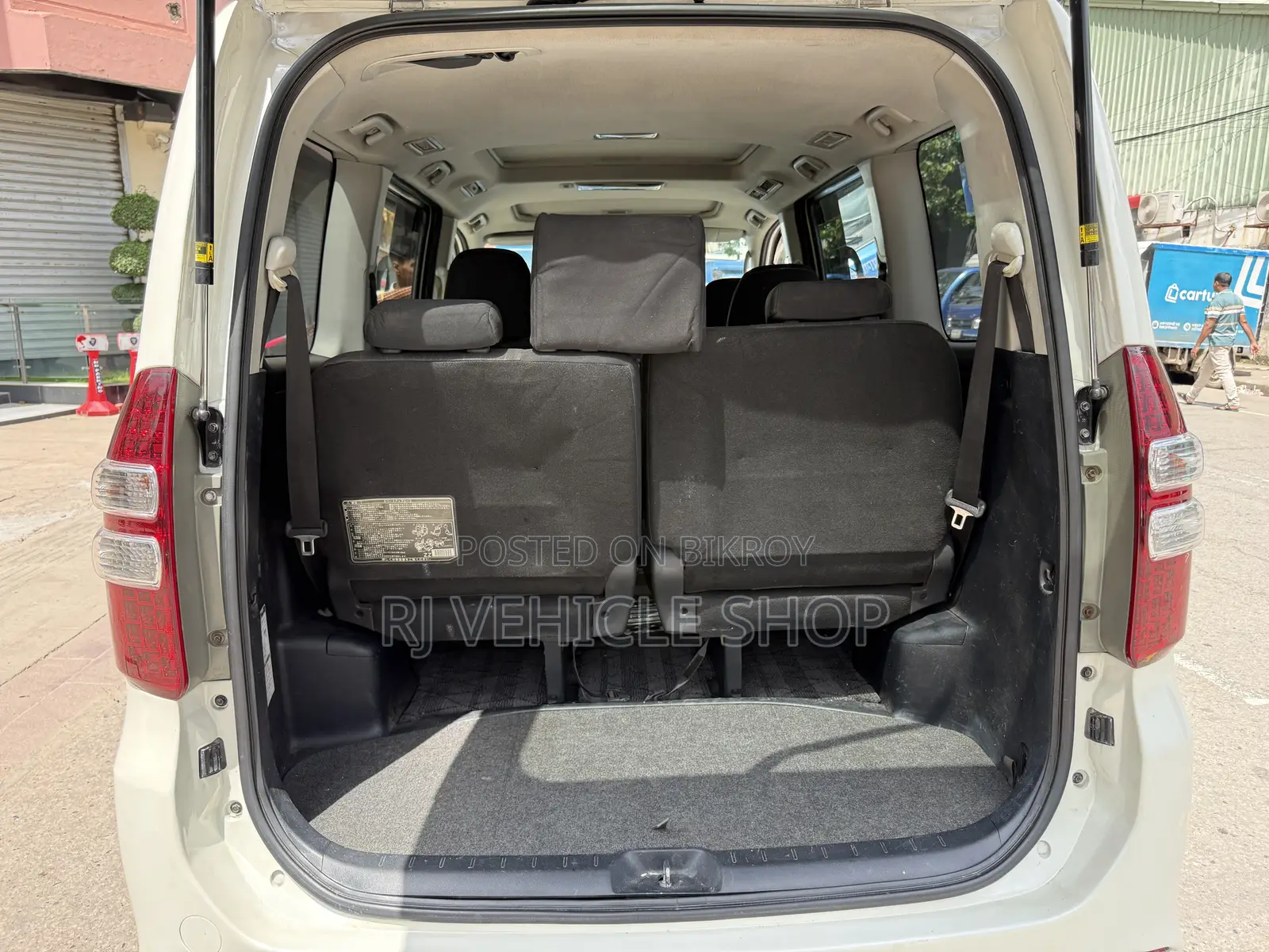 Toyota Noah 2.0 158hp FWD (7 Seater) 2011 Pearl