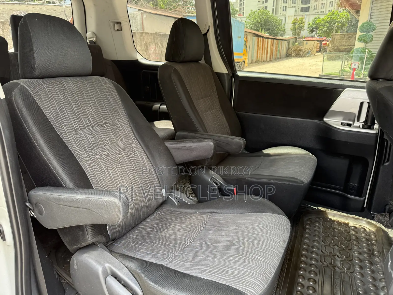 Toyota Noah 2.0 158hp FWD (7 Seater) 2011 Pearl
