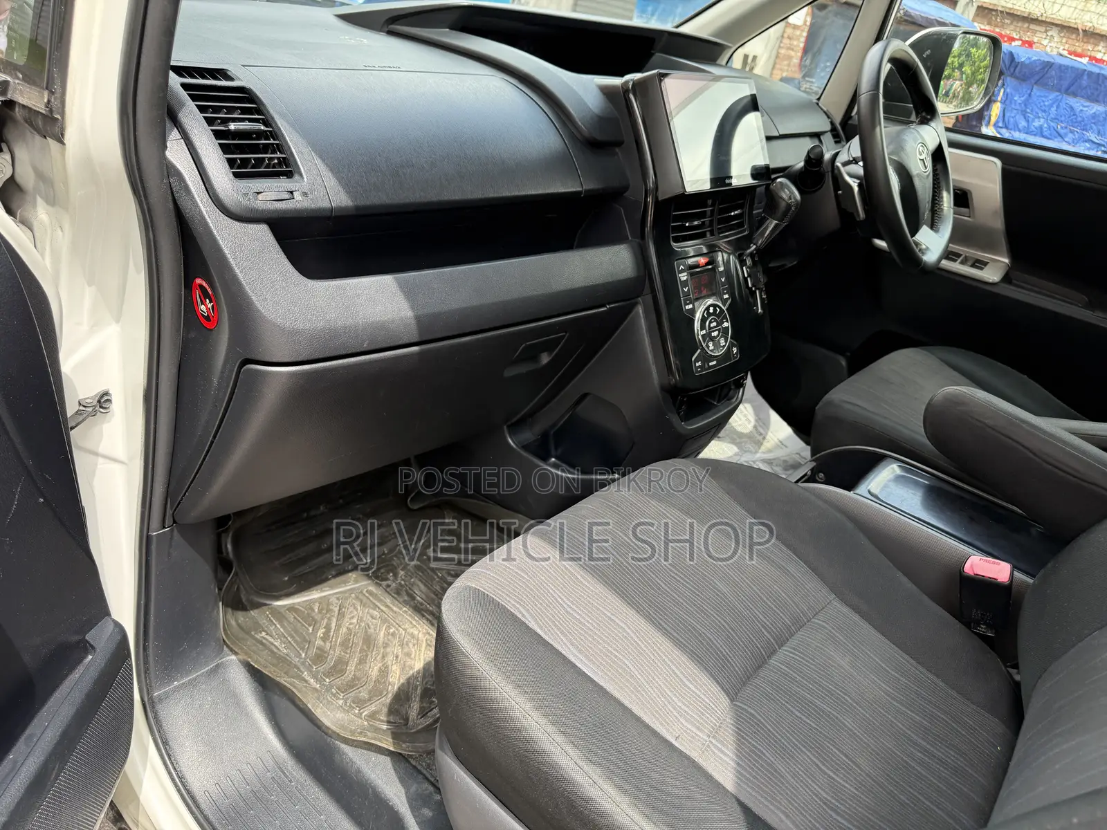 Toyota Noah 2.0 158hp FWD (7 Seater) 2011 Pearl