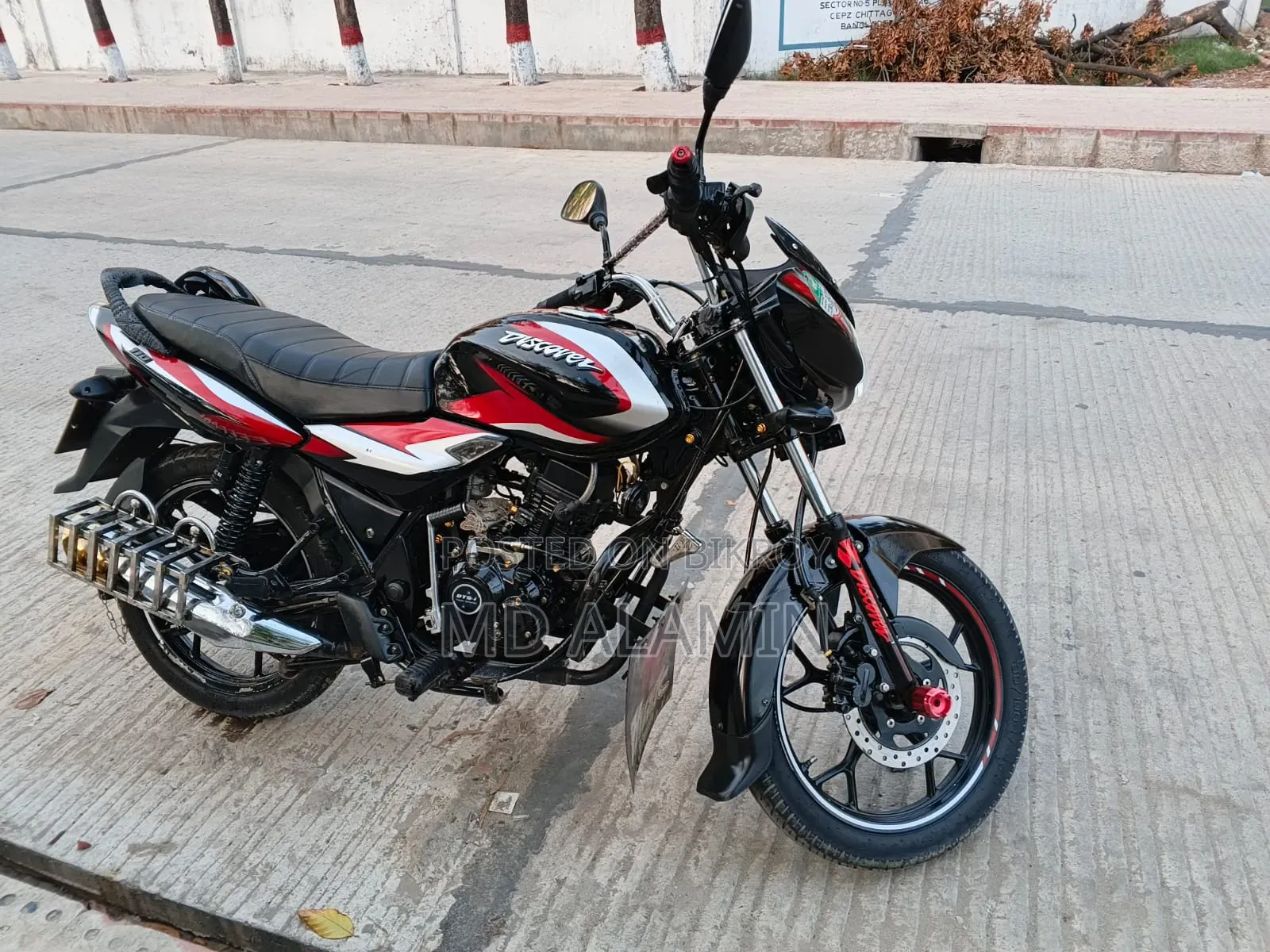 বাজাজ ডিসকভার ১২৫ ২০২৩ ব্ল্যাক