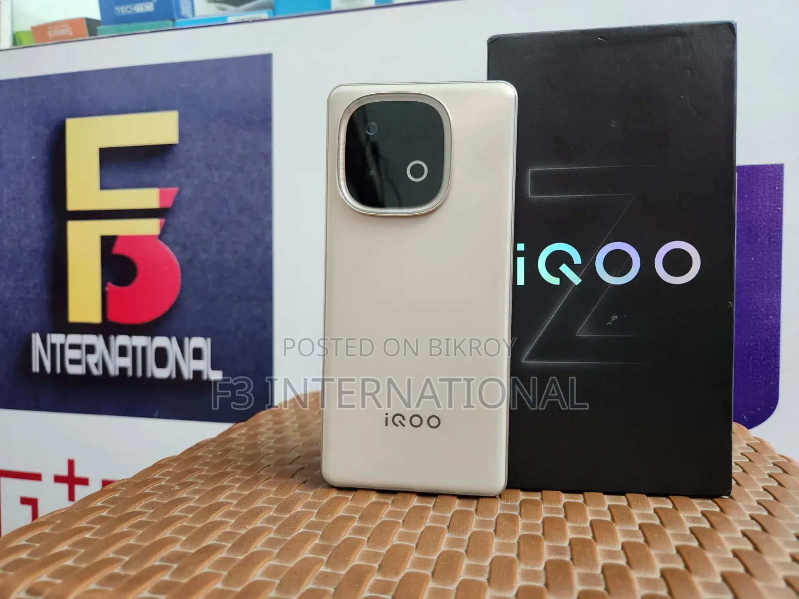 আইকিউওও ২৫৬ জিবি গোল্ড