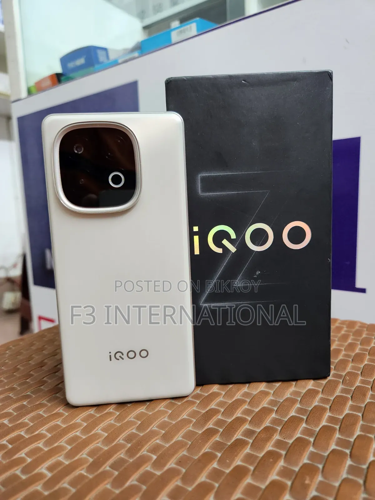 আইকিউওও ২৫৬ জিবি গোল্ড