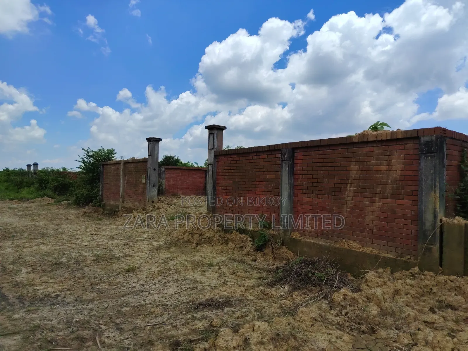 ৩ কাঠা প্রাইম লোকেশনে চাকরিজীবী কোটায় পাওয়া।