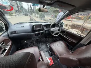 টয়োটা নোয়া ২০০৩ পার্ল