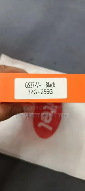 এটা একটা ব্ল্যাক অ্যান্ড্রয়েড স্মার্ট ঘড়ি। সাথে একজোড়া বেল্ট আছে