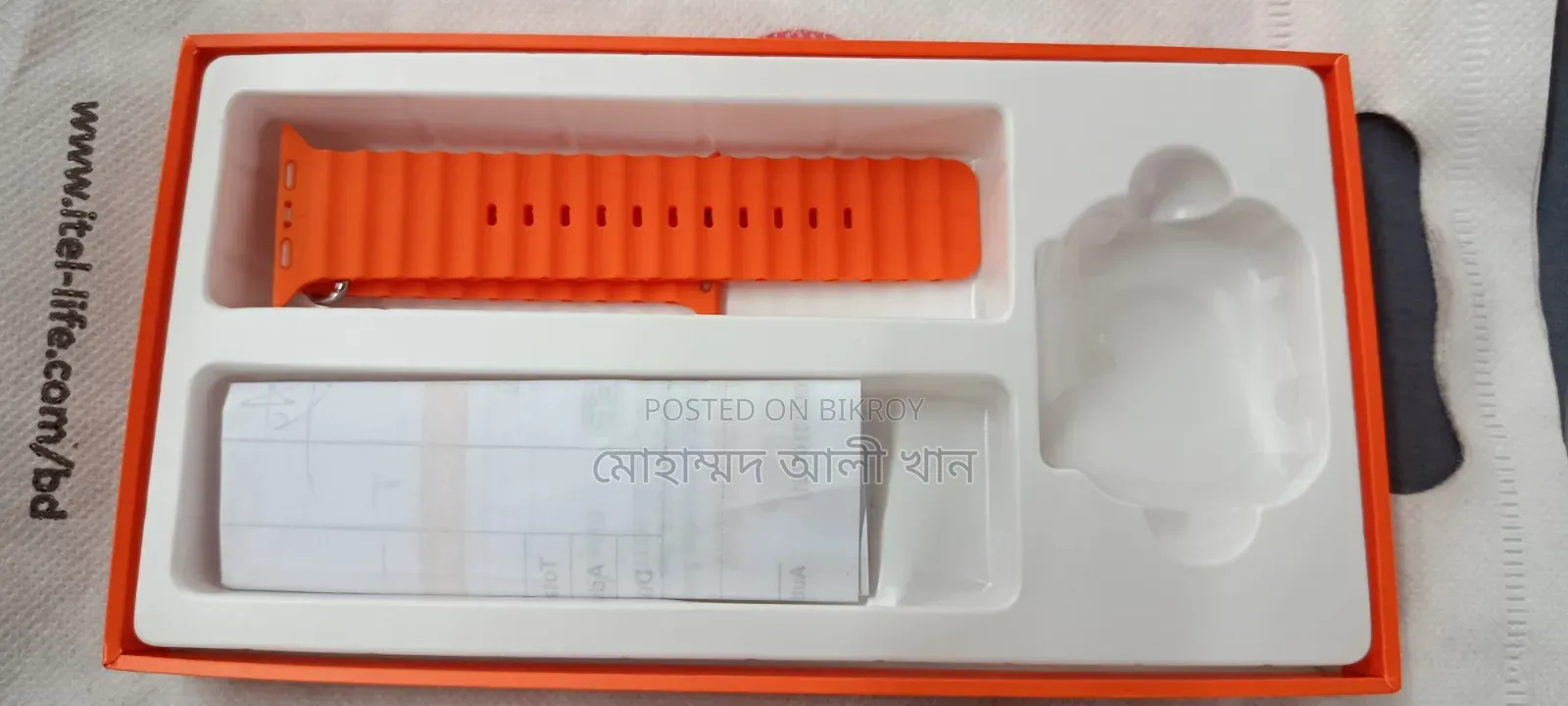 এটা একটা ব্ল্যাক অ্যান্ড্রয়েড স্মার্ট ঘড়ি। সাথে একজোড়া বেল্ট আছে