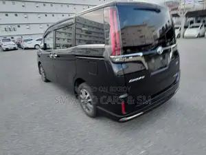 টয়োটা এসকুইয়ার ১.৮ এফডব্লিউডি হাইব্রিড (৭ সিটার) ২০২১ কালো