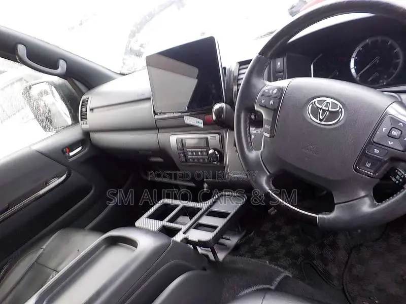Toyota HiAce 2021 White