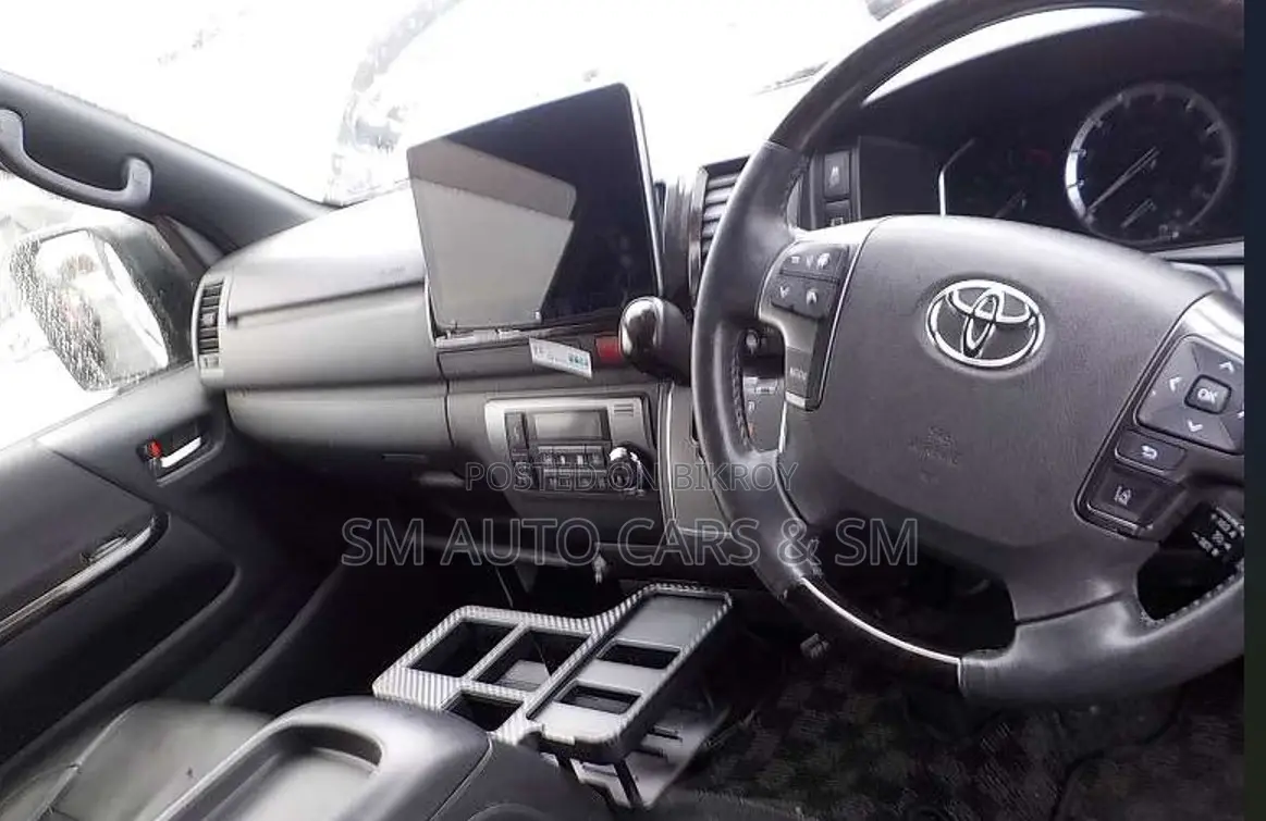 Toyota HiAce 2021 White