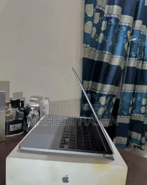 Laptop Apple MacBook Pro 2022 M2 8GB Apple M2 SSD 256GB