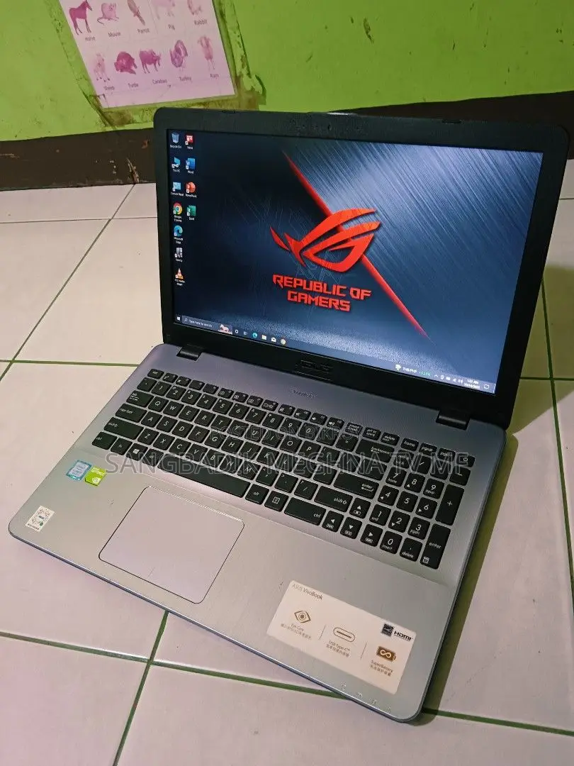 Laptop ASUS 3GB Intel SSD 256GB