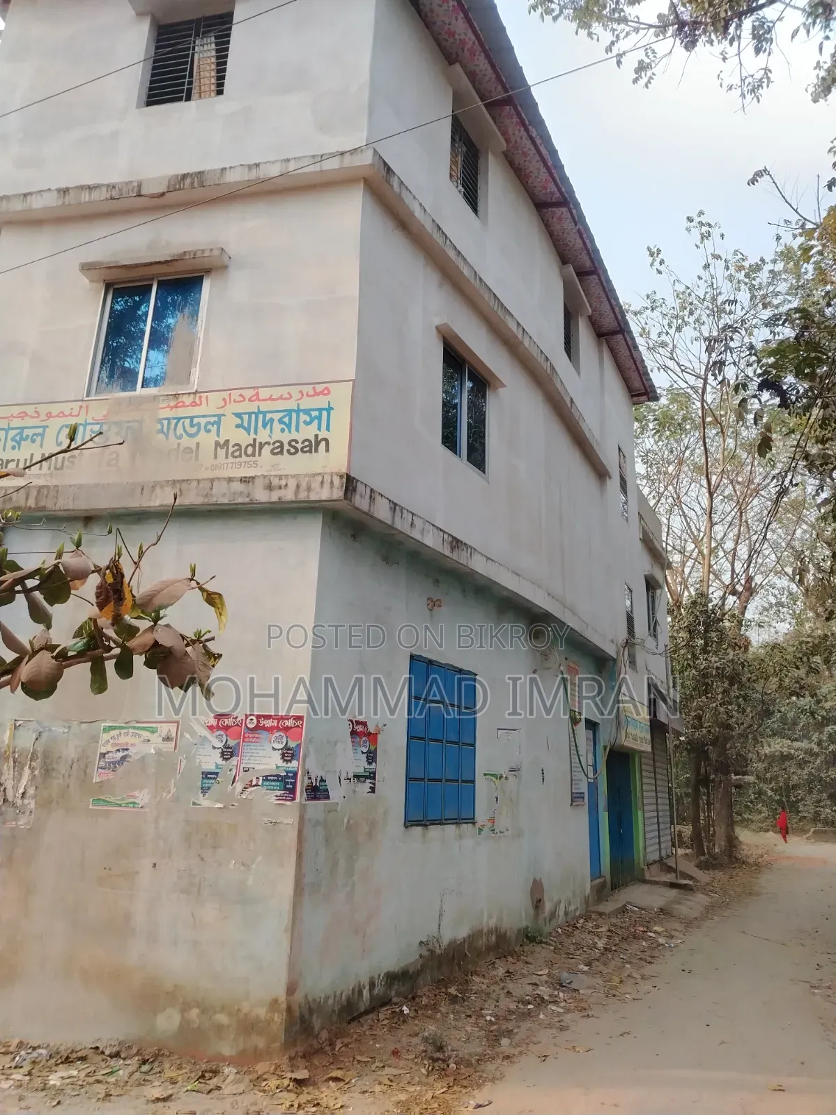 নিচ তলায় দোকান ৫টি ২য় ও ৩য় তলায় মাদ্রাসা ভাড়া পায় মাসে ১৫,০০০৳