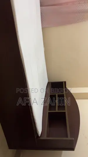 ম্যাট্রেস এবং সাইড ডেস্কসহ খাট