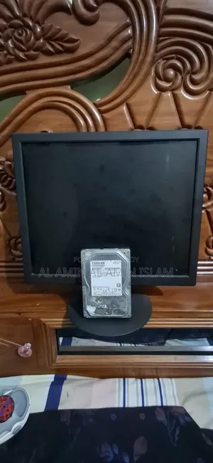 একটি মনিটর ও একটি হার্ডডিস্ক(৫০০ জিবি)
