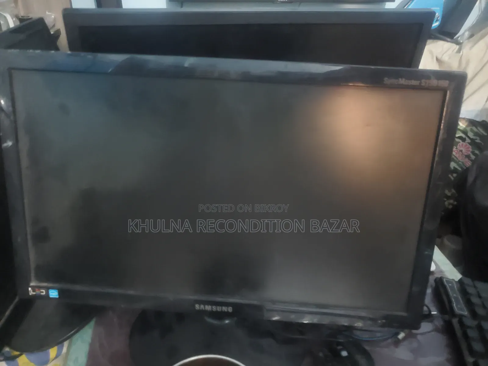 4 Damaged Display 19" Monitors for Sale