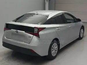 টয়োটা প্রিউস ২০২১ রূপালী